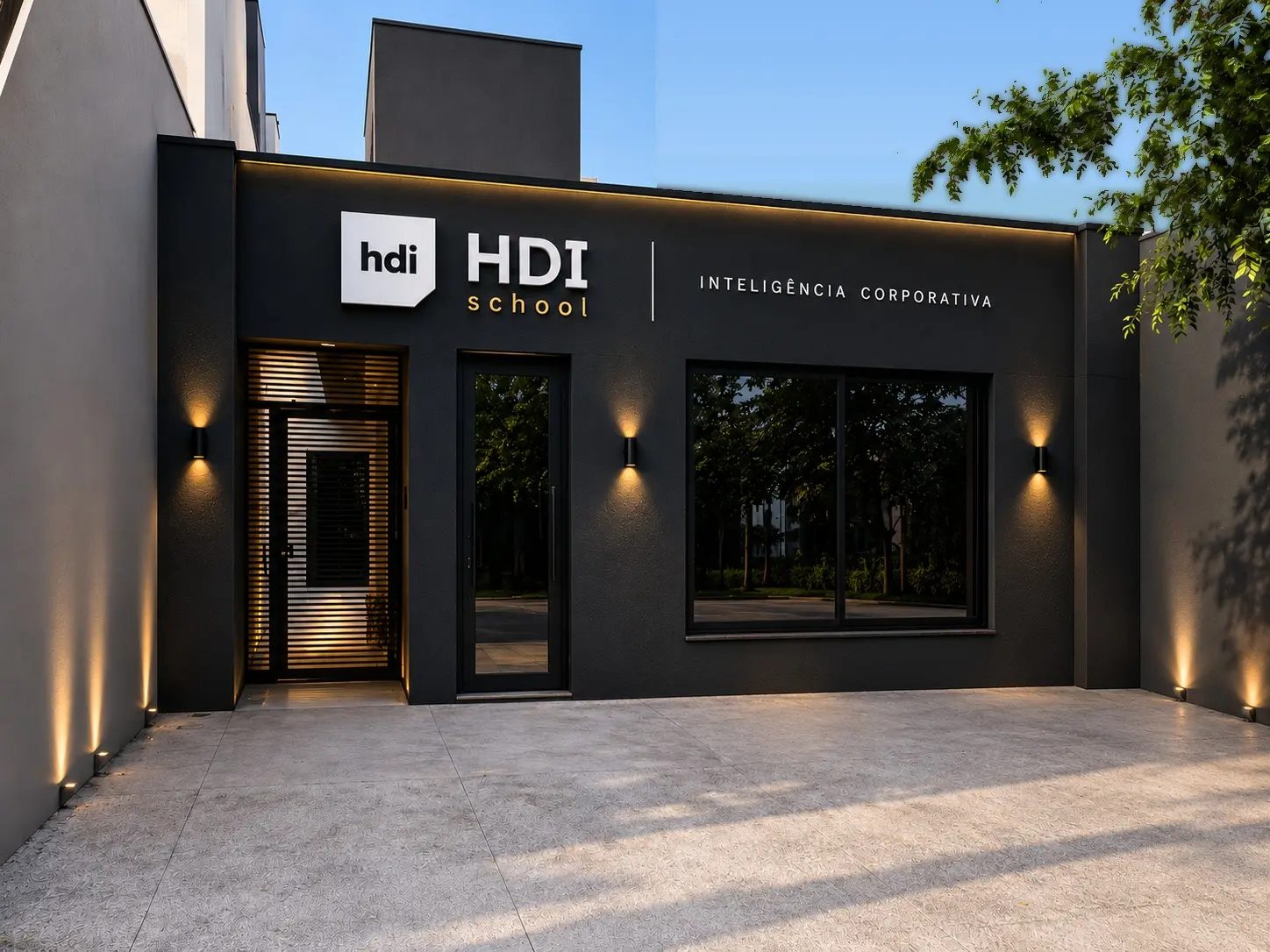 Fachada da HDI School ao entardecer